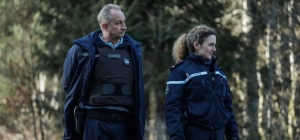 "Un ours...":  Le major (Benoît Poelvoorde) et Florence (Joséphine de Beaux). Photos Julien Panié