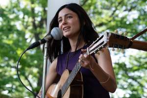 Joan Baez (Monica Barbaro) en scène au festival de Newport. DR